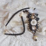 Collier Noir Sacré Haute Couture brodé avec des cristaux : navette, cabochon, perles rondes aplaties, toupies aux couleurs Cristal et Jet, rondelles, perles rondes Verre, rubans, organza et dentelle